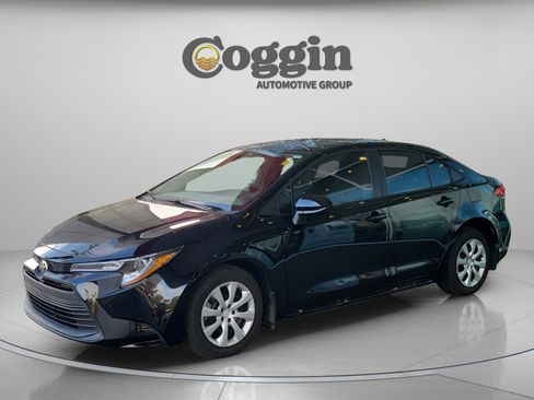 Certified 2025 Toyota Corolla LE image 1