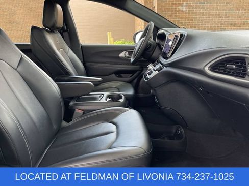 Used 2024 Chrysler Pacifica Limited FWD image 27