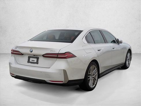 Used 2025 BMW 530i xDrive w/ Premium Package image 5