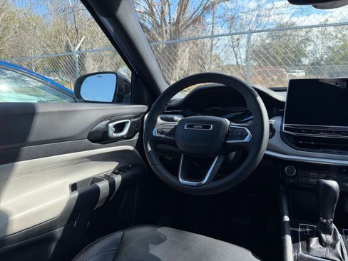 Used 2025 Jeep Compass Limited image 35