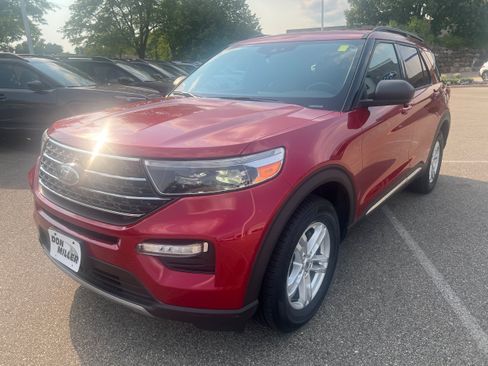 Used 2020 Ford Explorer XLT w/ Equipment Group 202A AWD/4WD image 3