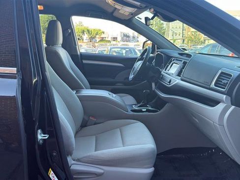 Used 2019 Toyota Highlander LE AWD/4WD image 14