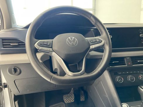 Used 2022 Volkswagen Taos SE w/ Panoramic Sunroof Package FWD image 14