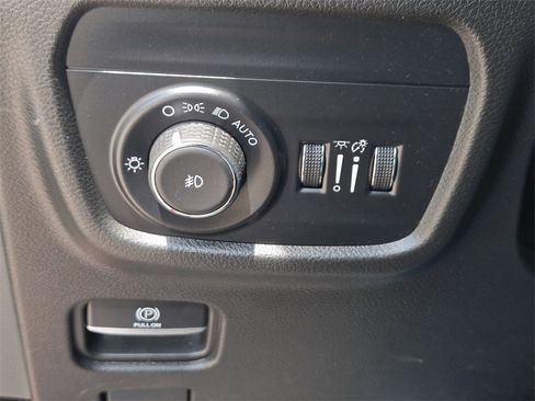 Used 2023 Jeep Grand Cherokee Limited w/ Luxury Tech Group II image 25