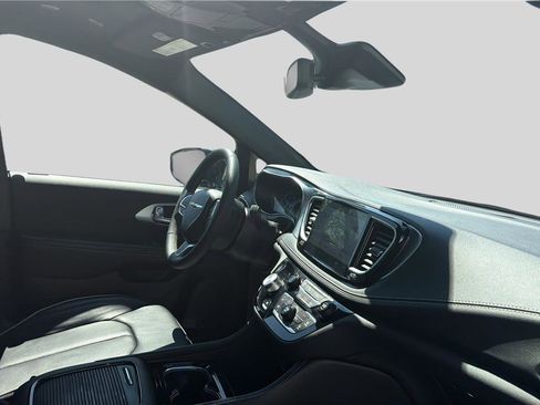 Used 2026 Chrysler Pacifica Limited FWD image 24