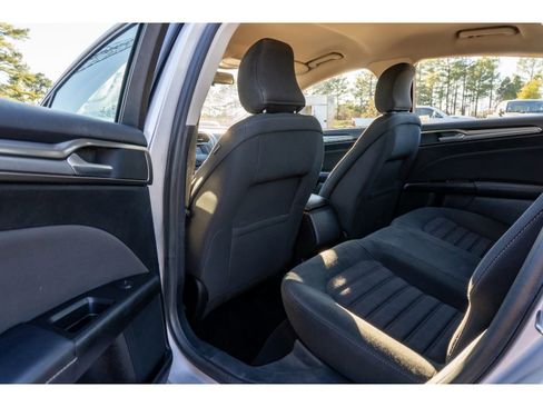 Used 2017 Ford Fusion SE image 12