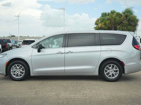 Used 2024 Chrysler Pacifica Touring-L FWD image 3