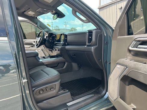 Used 2025 Chevrolet Silverado 2500 LTZ w/ LTZ Convenience Package AWD/4WD image 32