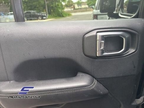 Used 2018 Jeep Wrangler Unlimited Sahara AWD/4WD image 23