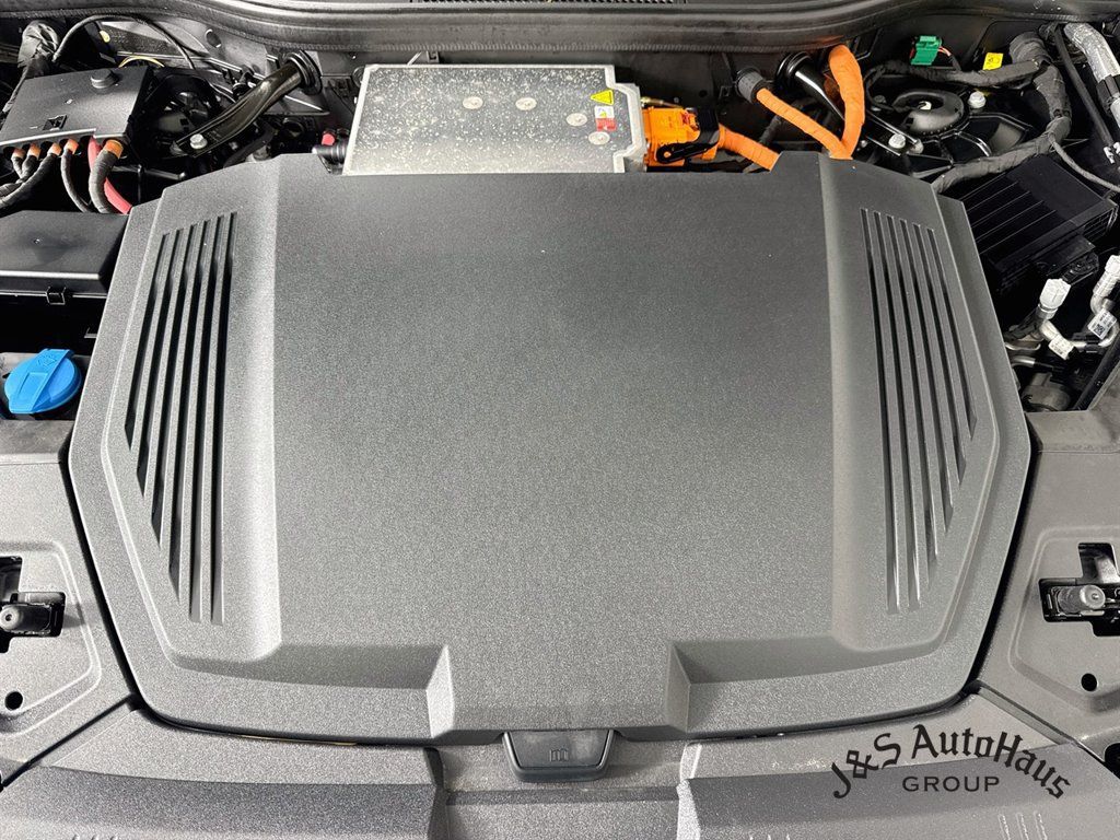 Used 2022 Audi e-tron Premium AWD/4WD image 38