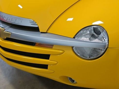 Used 2005 Chevrolet SSR w/ Preferred Equipment Group RWD image 4