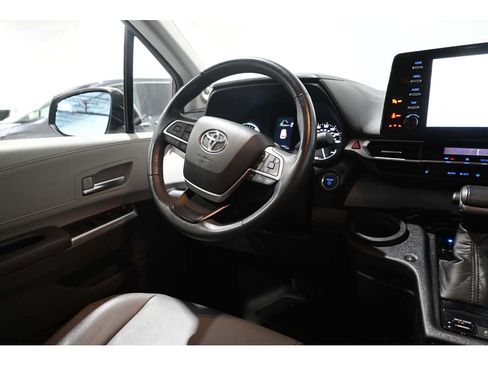 Used 2021 Toyota Sienna XLE w/ XLE Plus Package FWD image 24