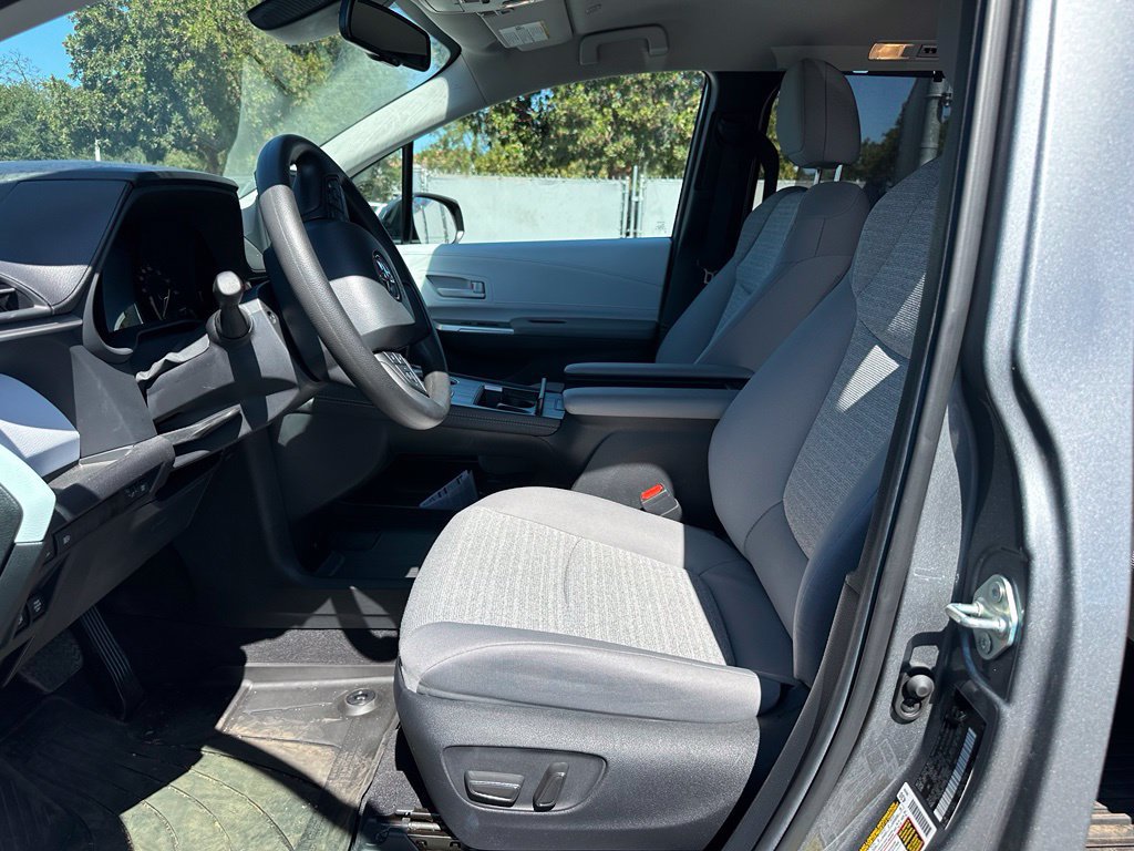 Used 2026 Toyota Sienna LE AWD/4WD image 9