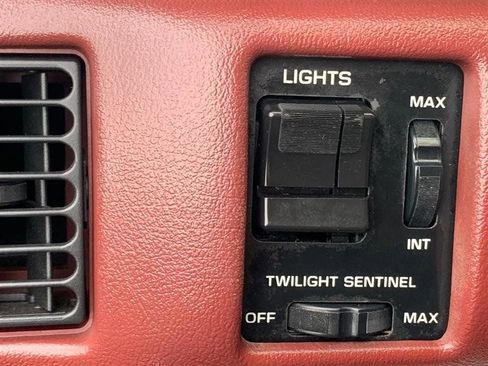 Used 1992 Oldsmobile Custom Cruiser image 20