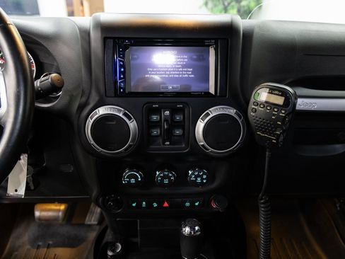 Used 2016 Jeep Wrangler Unlimited Rubicon image 18