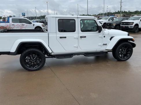 Used 2025 Jeep Gladiator Sport AWD/4WD image 8