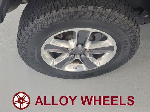 Used 2019 Jeep Wrangler Unlimited Sahara image 14