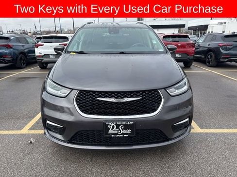 Used 2021 Chrysler Pacifica Touring-L w/ Uconnect Theater Family Group image 2