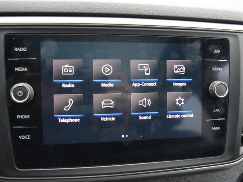 Used 2020 Volkswagen Atlas Cross Sport SE w/ Panoramic Sunroof Package image 19