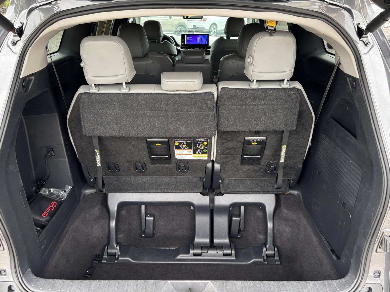 Used 2025 Toyota Sienna XLE FWD image 34