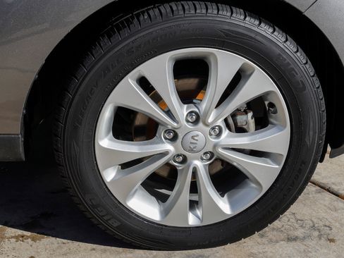 Used 2016 Kia Soul + FWD image 10