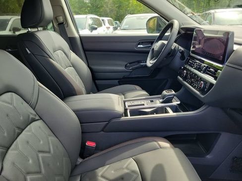 New 2026 Nissan Pathfinder Platinum FWD image 32
