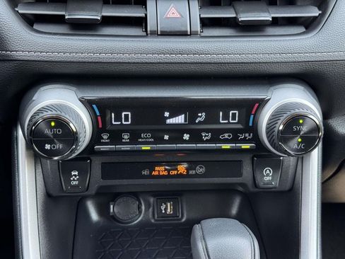 Used 2025 Toyota RAV4 XLE AWD/4WD image 5