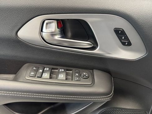 Used 2025 Chrysler Pacifica Limited AWD/4WD image 28