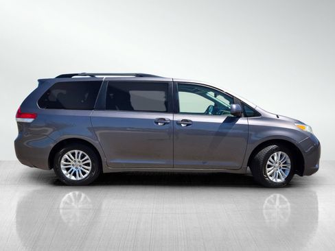 Used 2011 Toyota Sienna XLE FWD image 3