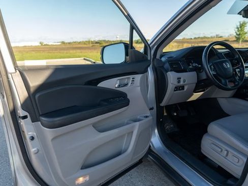 Used 2019 Honda Pilot Touring image 18