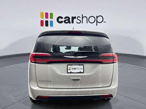 Used 2024 Chrysler Pacifica Touring-L image 4