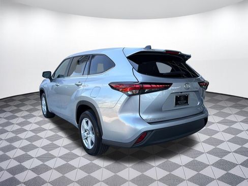 Used 2025 Toyota Highlander LE FWD image 3