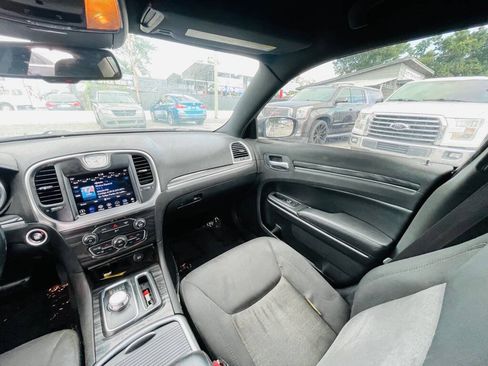 Used 2019 Chrysler 300 Touring w/ Chrome Appearance Package RWD image 17