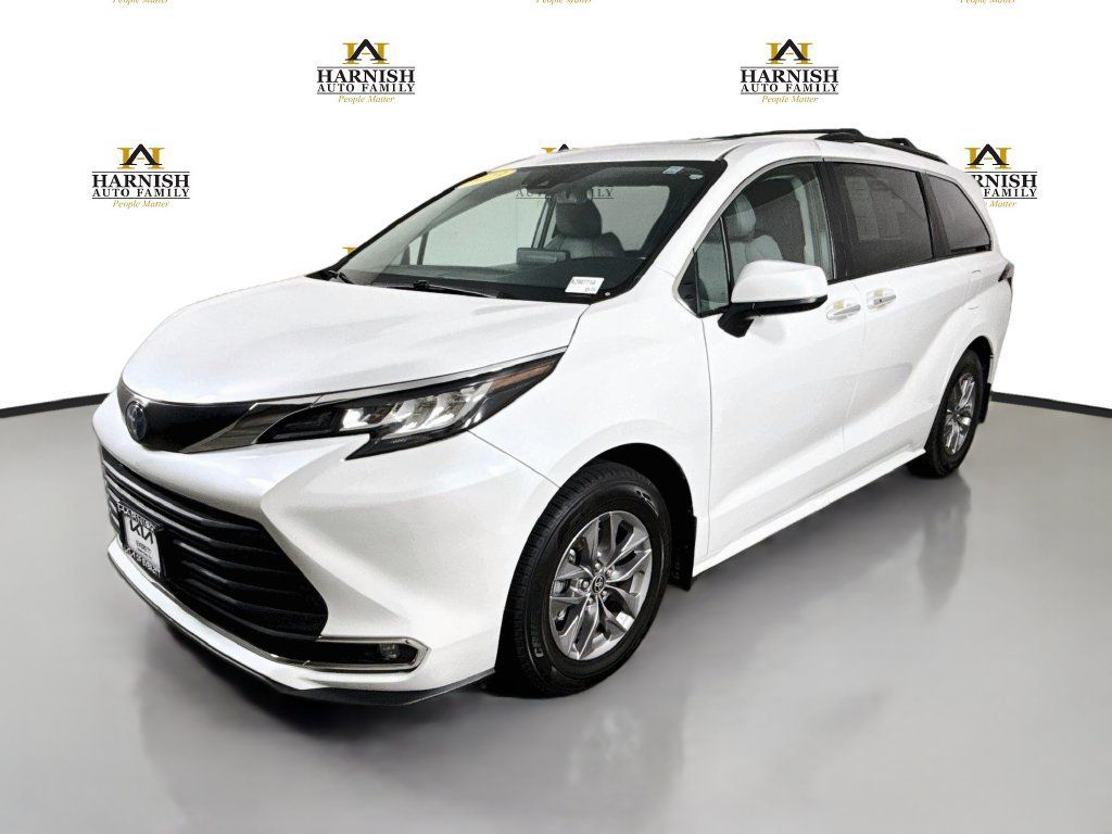 Used 2023 Toyota Sienna XLE AWD/4WD image 3