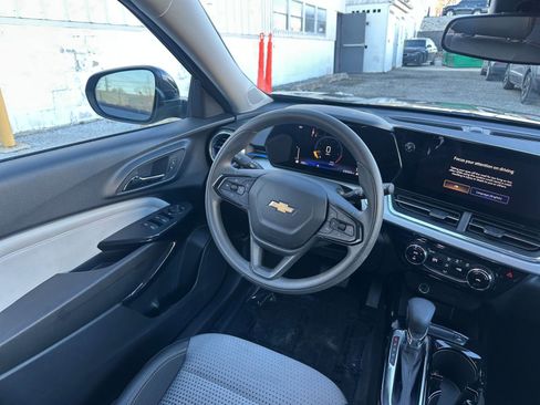 Used 2025 Chevrolet Trax LT image 32