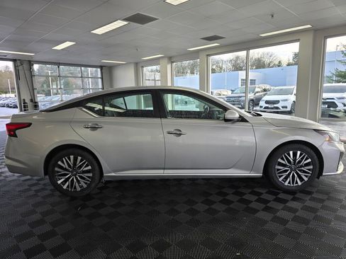 Used 2023 Nissan Altima 2.5 SV image 3