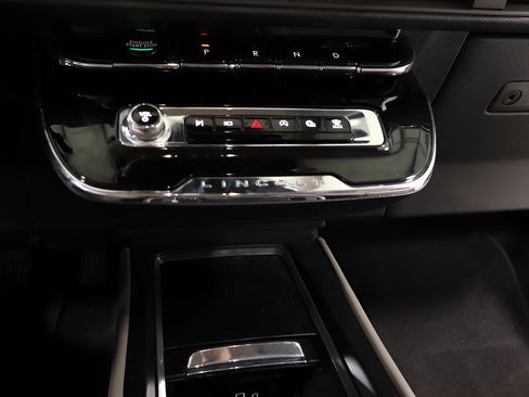 Used 2024 Lincoln Corsair AWD w/ Towing Package image 10