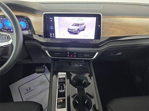 Used 2025 Volkswagen Atlas SE image 17