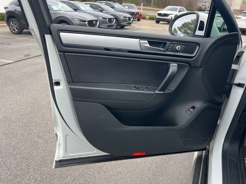 Used 2016 Volkswagen Touareg Sport image 31