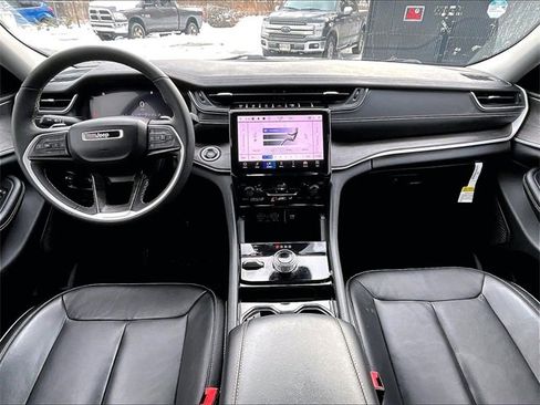 Used 2023 Jeep Grand Cherokee Limited w/ Black Appearance Package image 16