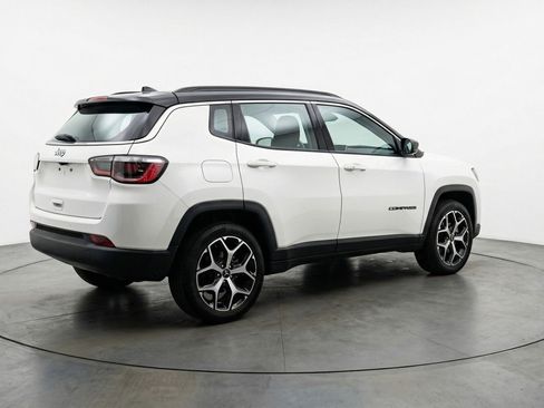 Used 2025 Jeep Compass Limited image 9