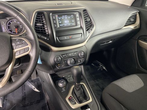 Used 2018 Jeep Cherokee Latitude w/ Safety Group AWD/4WD image 25