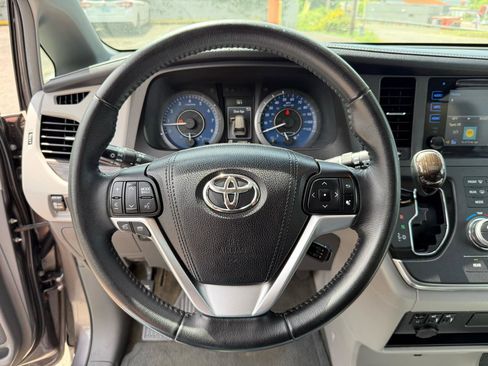 Used 2015 Toyota Sienna XLE w/ XLE Navigation Package FWD image 31