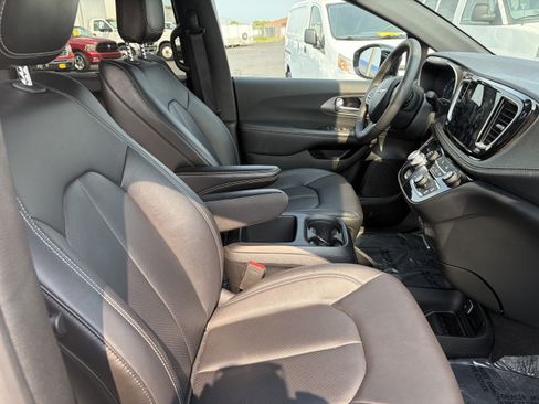 Used 2025 Chrysler Pacifica Select FWD image 10
