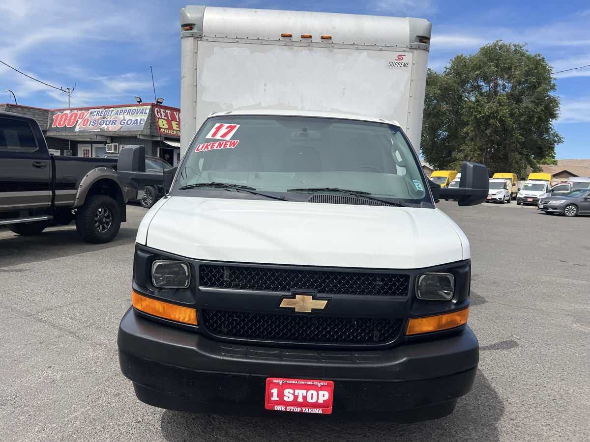 Used 2017 Chevrolet Express 3500 Extended RWD image 2
