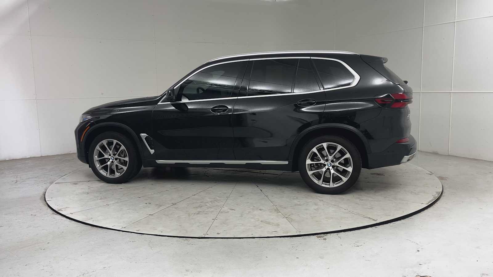Used 2024 BMW X5 xDrive40i w/ Premium Package AWD/4WD image 4