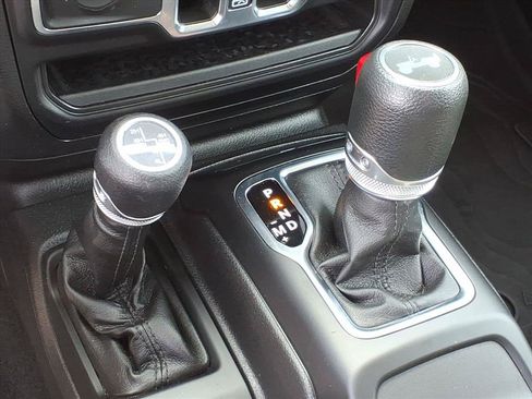 Used 2023 Jeep Wrangler Unlimited AWD/4WD image 32