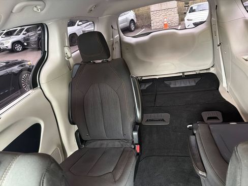 Used 2018 Chrysler Pacifica Touring Plus FWD image 35