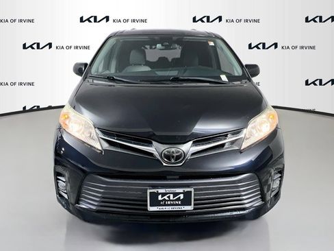 Used 2019 Toyota Sienna XLE FWD image 2