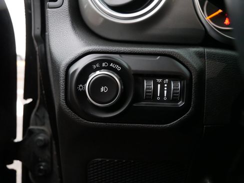 Used 2021 Jeep Wrangler Unlimited Sahara w/ Uconnect 4C Nav & Sound Group AWD/4WD image 16
